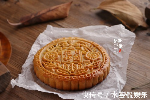 低筋面粉|一斤多重的月饼有六个蛋黄，没等回油，就被抢走吃掉，有那么馋吗