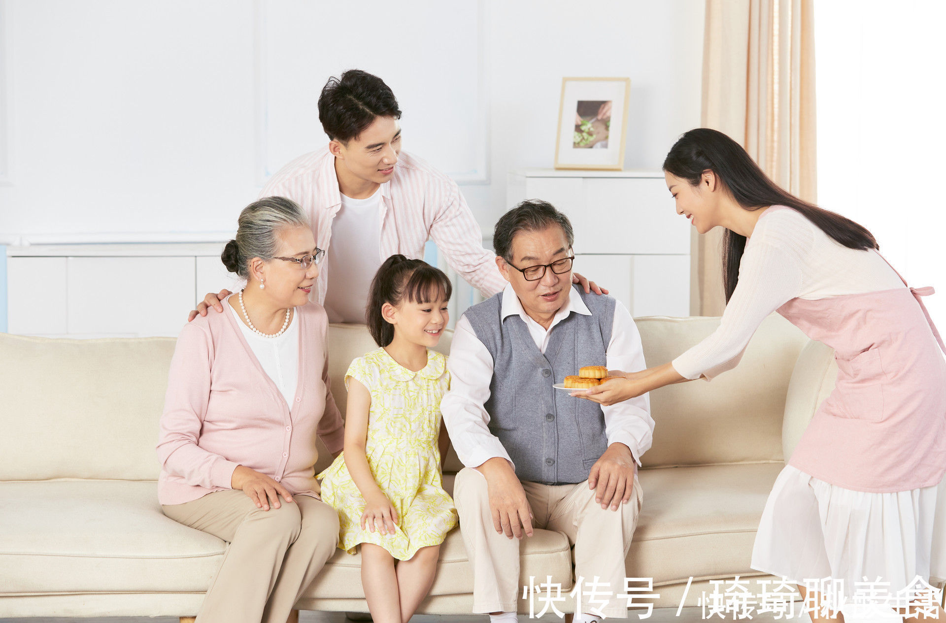 外公|明明是外婆带大的孩子,为啥跟奶奶更亲?几个原因父母要知道