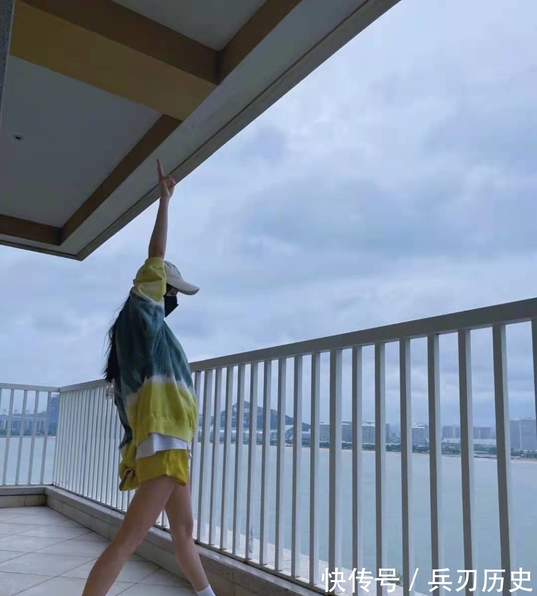 高级感|杨幂身体力行撑国货!把百元鸿星尔克鞋穿出高级感,漫画腿太绝了