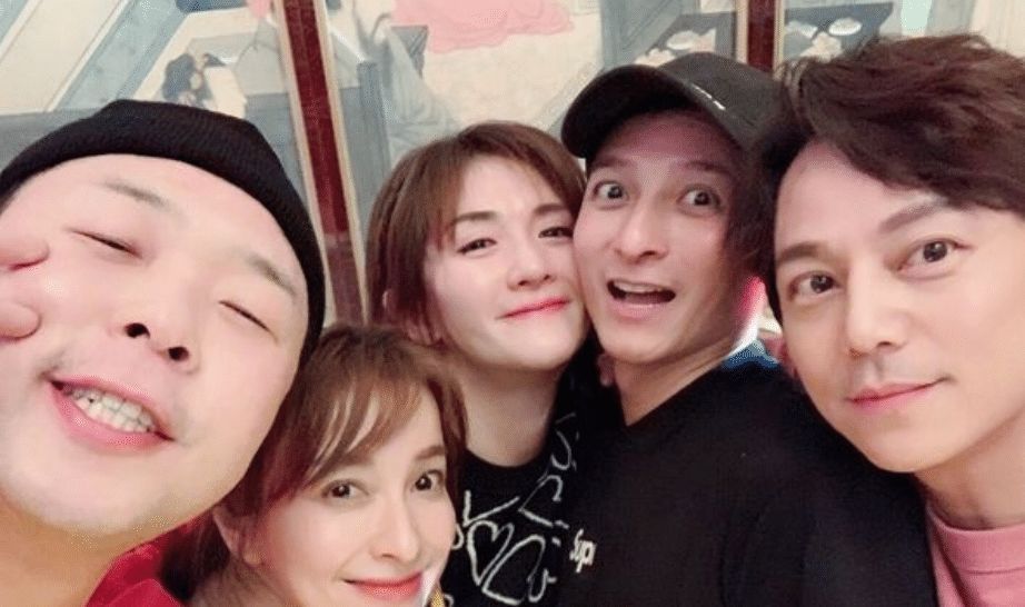 董又霖 千玺VS谢娜女团舞时,有谁注意到了范丞丞的反应瞬间被圈粉