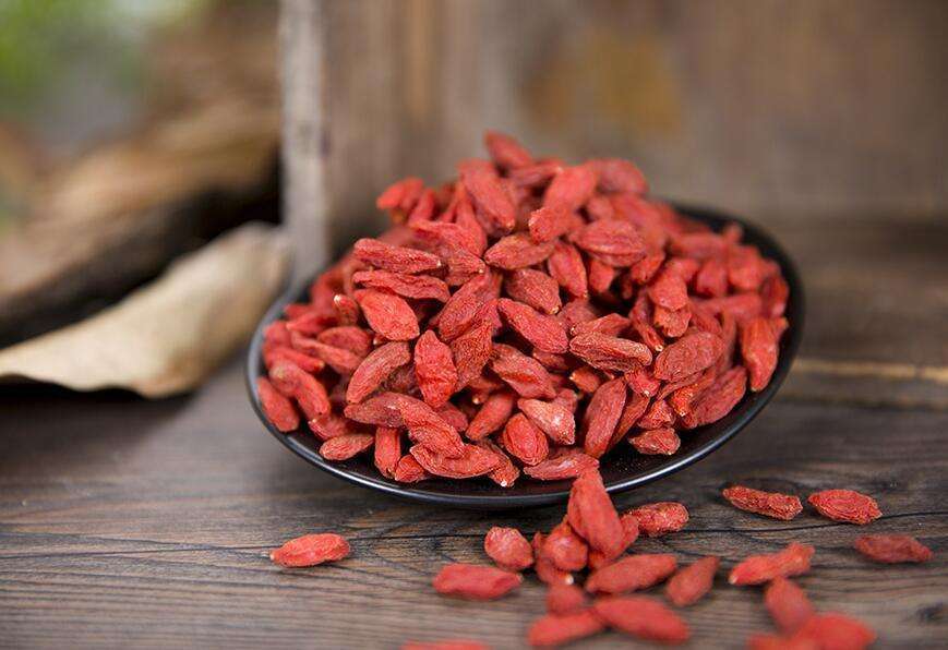 每晚睡前嚼5粒枸杞,坚持半月,3大好处“会找上你”,早吃早好