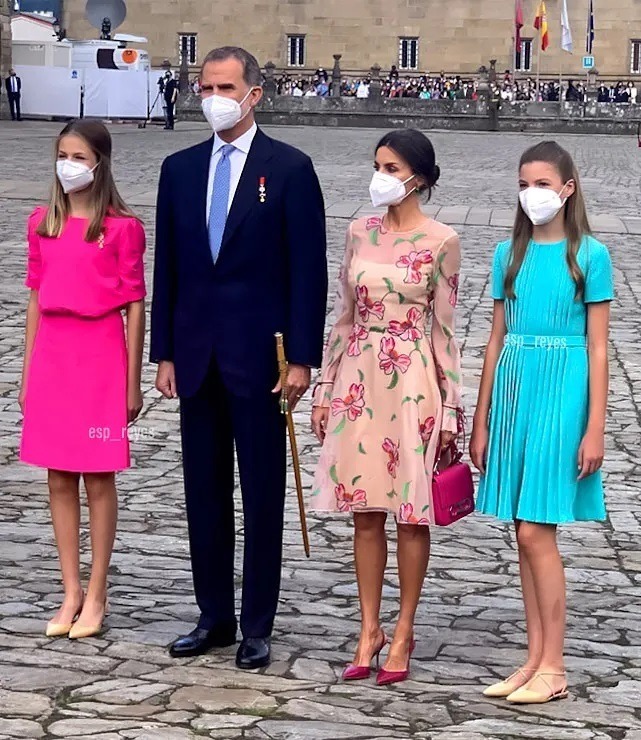 公主|西班牙公主莱昂诺尔真会穿,玫红色连衣裙青春靓丽,活泼可爱