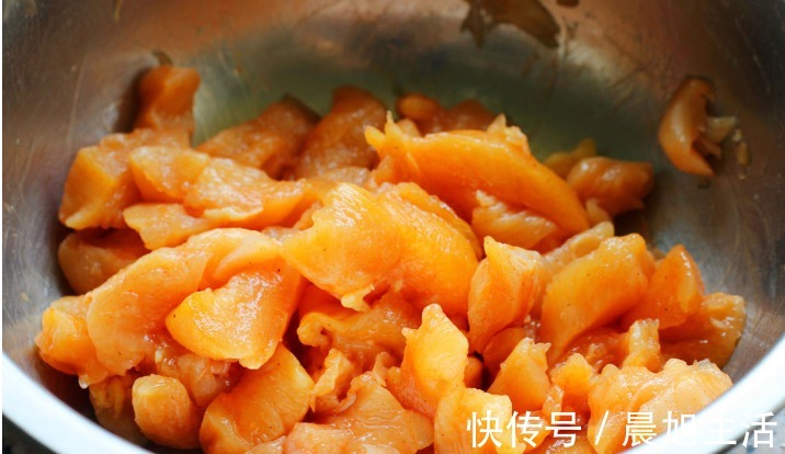 好吃|用1个彩椒加上一小块鸡胸肉，做出来的彩椒鸡肉串，低脂好吃