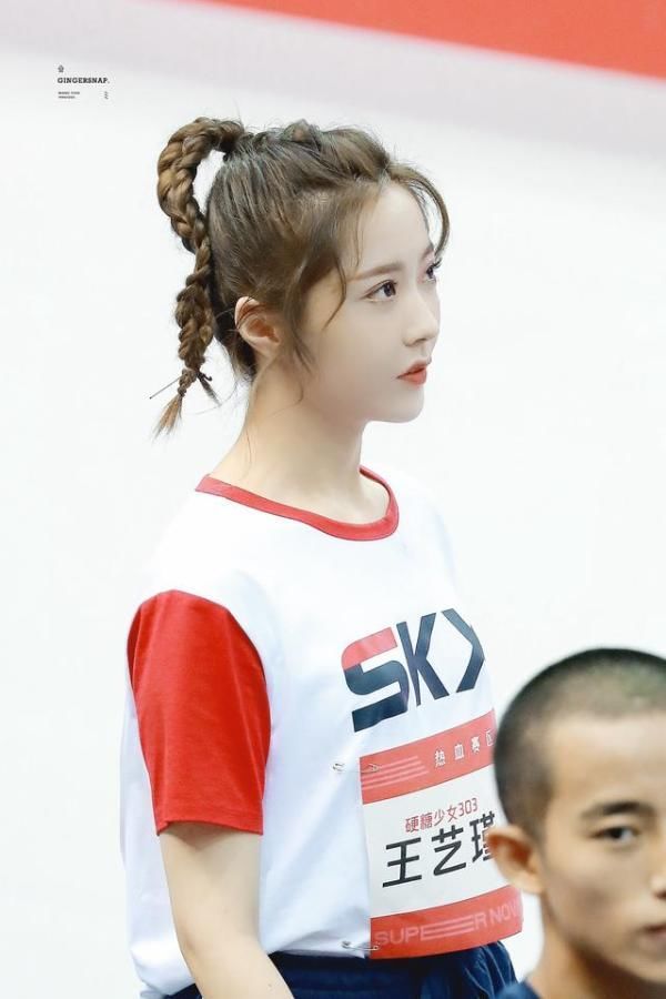 何洛洛|王艺瑾《运动会》摔倒,粉丝怪罪何洛洛,但双方交棒姿势都有失误