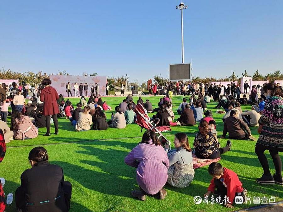 用歌聲傳達(dá)情意，東營(yíng)明月湖相親會(huì)變身浪漫音樂節(jié)