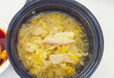 不错|酸菜炖肉时,不可直接下锅,多加1个步骤,酸菜鲜香好吃不发苦