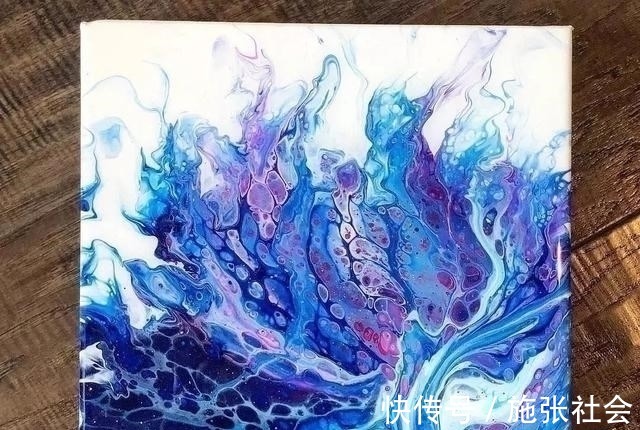 颜料#从未学过画画的美女,28岁喜欢玩颜料,一天卖画30万,自嘲是瞎画