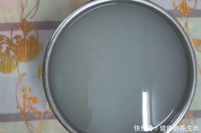 不敢用淘米水了,浇完花就死,土里都是虫!不敢用淘米水了,浇完花就死,土里都是虫!