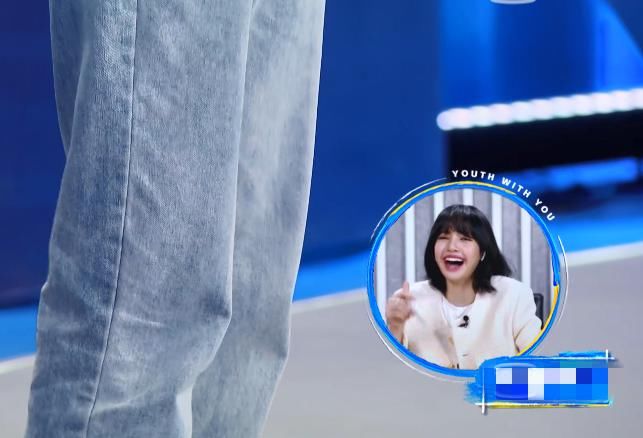 李俊濠与媒体见面腿发抖时，其他导师笑作一团，唯有虞书欣抱不平