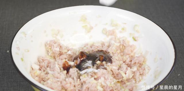 少许食盐|萝卜馅的饺子这样做,营养开胃又鲜嫩
