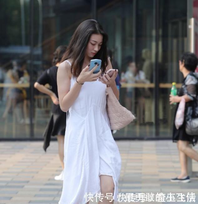 吊带裙 小姐姐有魅力,穿白色吊带裙时尚又迷人,成为街上一道美丽风景线