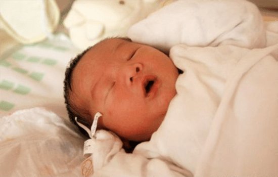 宝宝|一个动作导致2岁孩子听不见,很多家长都做过!