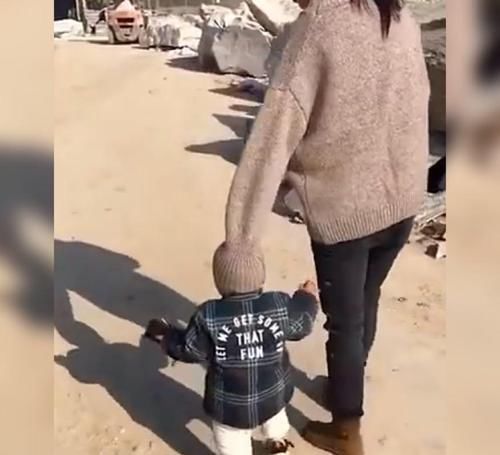 萌娃因拥有了一顶“新帽子”火了，网友：这位宝妈也太有才了吧！