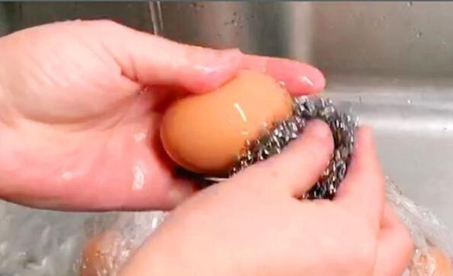 腌咸鸡蛋，只放盐就大错特错多加这2步，7天就能吃，起沙又流油