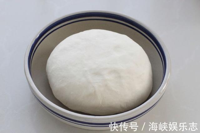 自制煎制锅贴2个窍门，和面加水要多次，小火慢煎用水淀粉