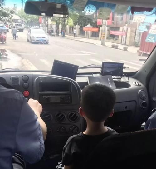 小男孩|心碎现场!弟弟校门口骑士跪迎姐姐却被忽略,家长:姐姐太害羞