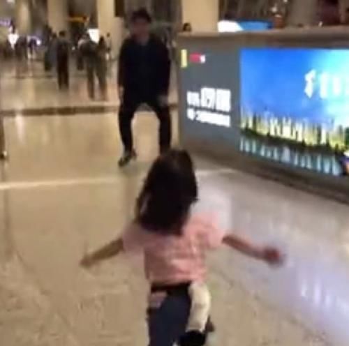 小情人|3岁女儿一下飞机就向爸爸飞奔，接下来的画面，网友直呼甜到齁