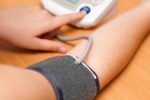 右手|一天里什么时候量血压较准确?量左手还是右手?听听医生怎么说