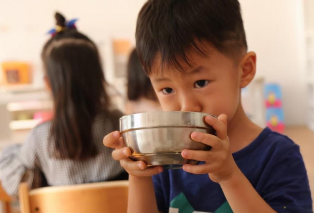 一日三餐|儿子在幼儿园午餐狂吃4碗,园长找来家长后,妈妈解释更令人吃惊