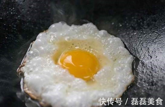 老少皆宜|煎荷包蛋有窍门,别再直接下锅了,多做1步,鸡蛋更香嫩,不粘锅