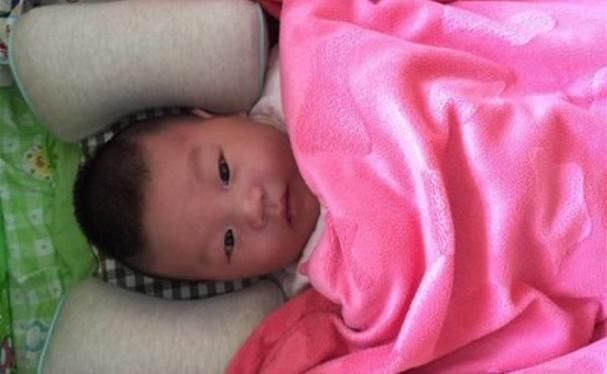 行为|宝宝睡觉时发生这3种行为,父母要注意了:娃想要睡枕头了!