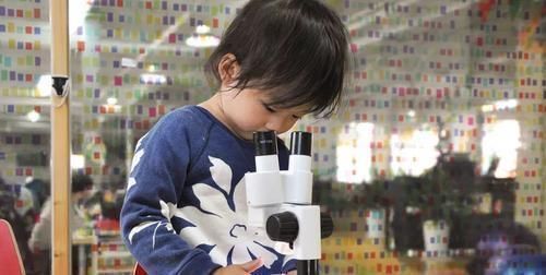 中国男孩医院偶遇黑人宝宝，俩娃互相打量的一幕，逗笑医护人员