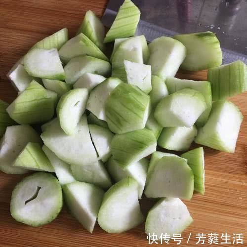 天然“防晒霜”找到了,夏季多吃些,补水又养颜,晒黑的皮肤变白了