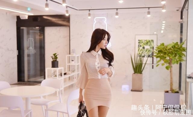 优雅|优雅的郑有贞穿上时髦半身裙,搭配条纹衬衫尽显女神柔情