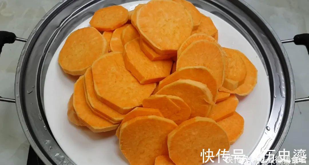红薯馅饼|红薯别只会烤着吃了,锅里蒸一蒸,个个松软香甜,想吃都买不到