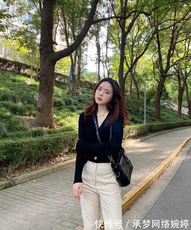 搭配 入秋以后,烟管裤再次成为时尚新宠,搭配针织衫,还能提升气质