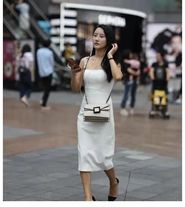 穿搭|时尚穿搭：紧身白色连衣裙，搭配简约黑高跟，充分发挥优雅气质感