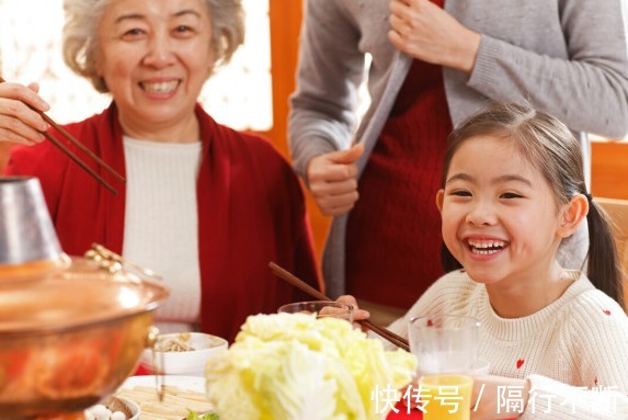 补充|吃一次相当于吃8个塑料袋,父母还在给孩子吃,发育慢长得矮