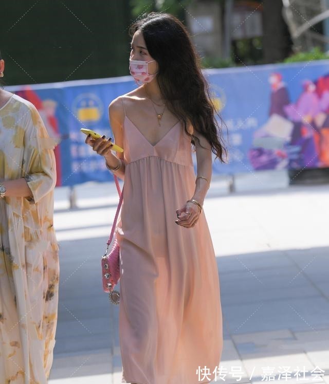 服装 性感背心长裙搭配芭比粉挎包,个性亮眼,适合的服装才会更美!