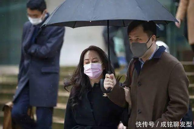 得体|孟晚舟的衣品令人折服,优雅气质得体穿搭,电子脚铐都变装饰品