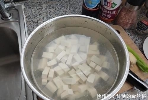 鲫鱼豆腐汤|豆腐和它才是天生一对，这样吃，补钙补脑长高个，刚上桌就被抢光