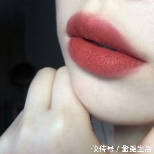 平价 均价一百元内的口红,上色快显色高,平价却不廉价,关键还不挑人