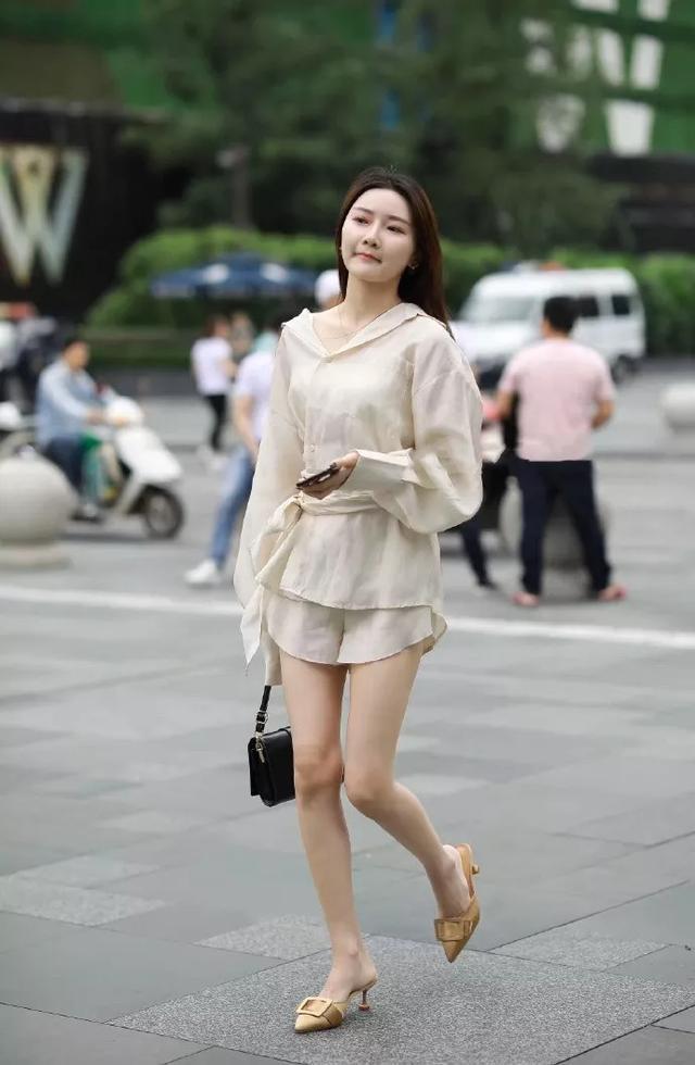 衬衫裙|小姐姐身穿圆领的修身体恤，搭配紧身牛仔裤，看上去充满着个性