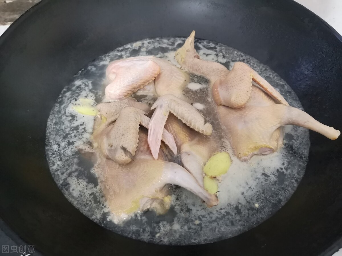 炖鸽子汤,要不要焯水老师傅教你做法,汤鲜味美,营养不流失