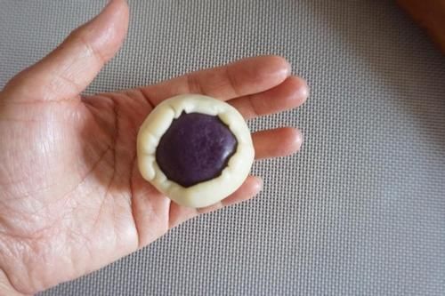  酥到掉渣的蛋黄酥，在家就能制作，成本不到4元钱，比买来的好吃