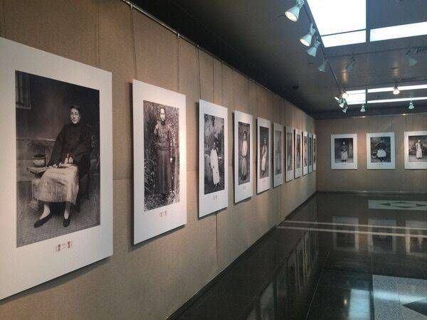 照片|62年拍照帝、50年银行职员相册……老相册里“淘”出的影像史