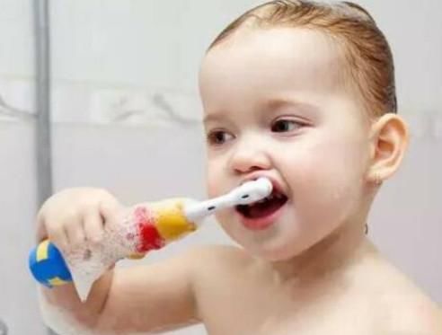 不良习惯|2岁宝宝不吃糖却一口烂牙 医生说出4个原因 你中招几个