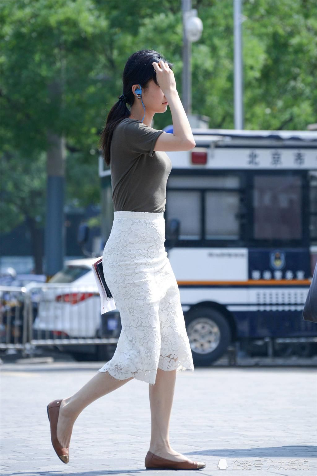 白色提花高腰裙,修身效果好,却搭配一双奶奶鞋,换成高跟鞋更好