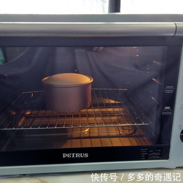 玉米淀粉|爆浆椰浆芝士奶盖蛋糕,切开一小口,竟然还是爆浆效果