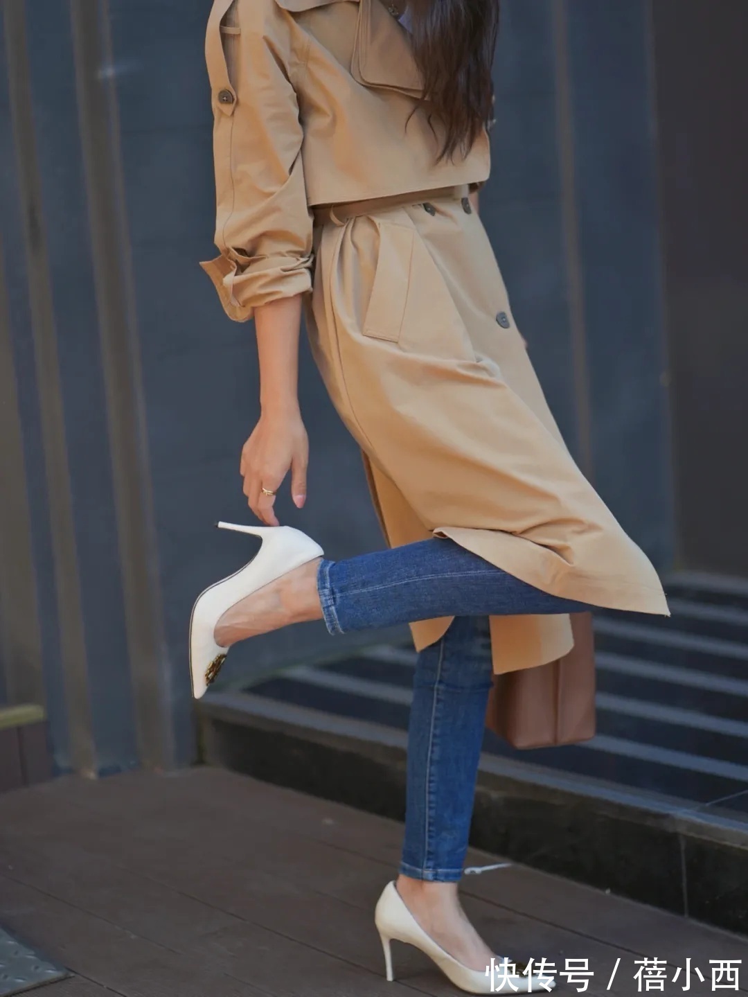 灰棕色|建议奔三奔四的女性多穿“风衣”,搭配牛仔裤、打底裤,简约高级