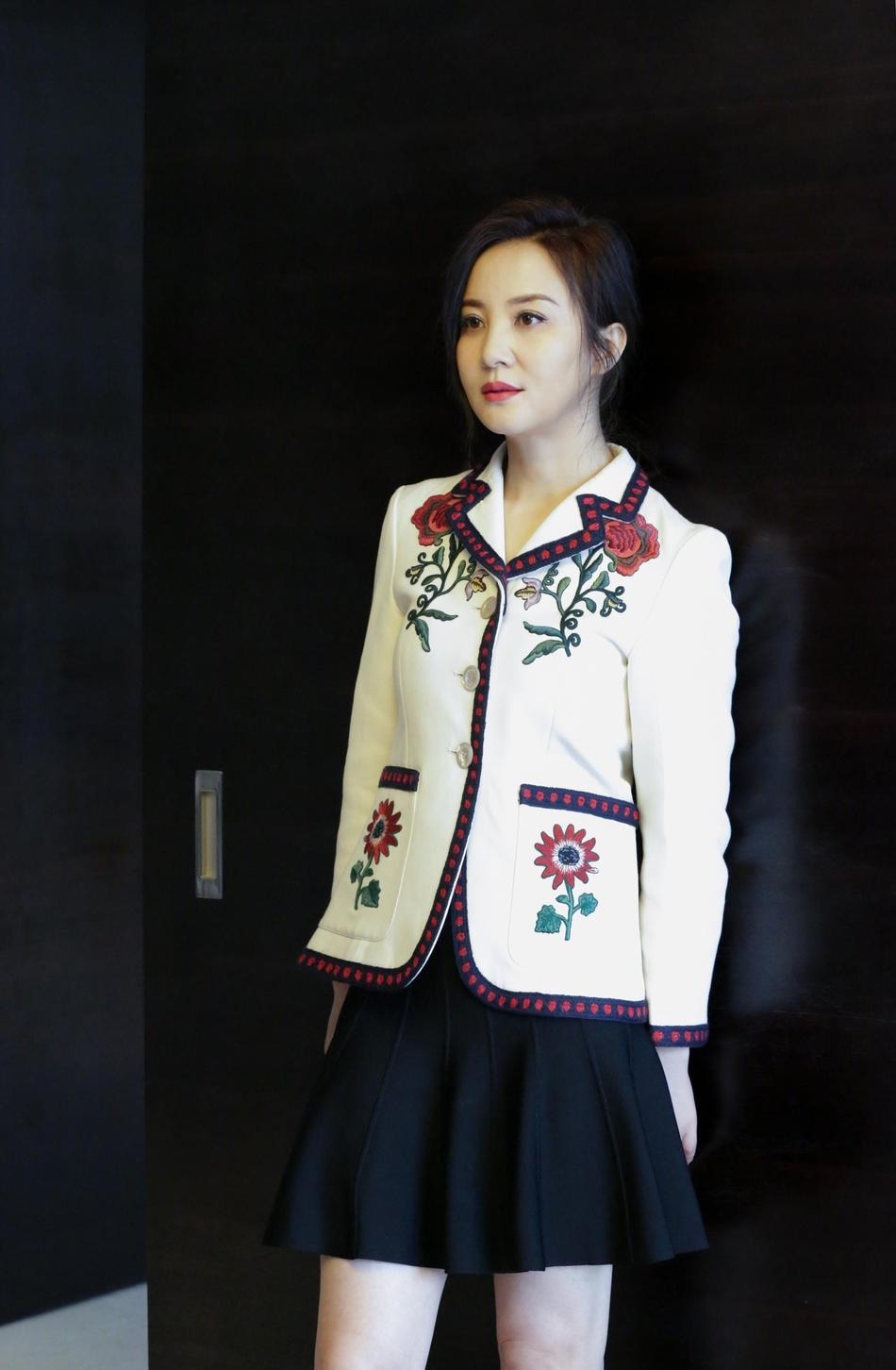 秋冬 奔三奔四的女性秋冬穿搭,粉色大衣搭配小白裙,气质如同18岁!