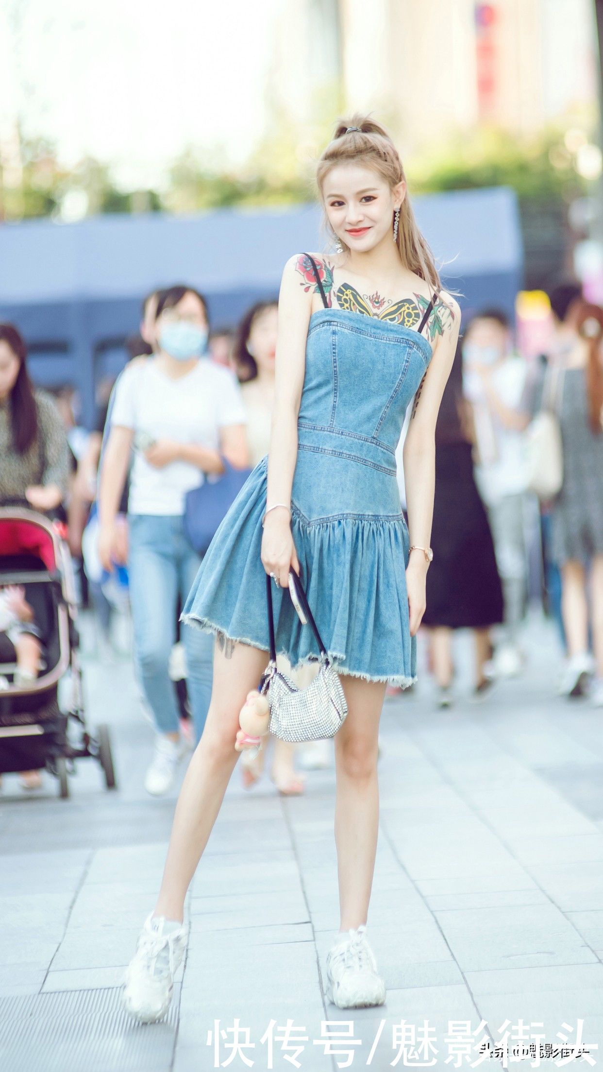 吊带裙|三伏天穿什么?年轻女孩多穿吊带裙,搭配小白鞋,清凉又好看