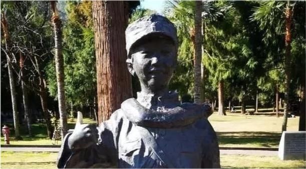 封藏|志愿者赠老兵一张美国封藏70年的照片，老兵大哭：上面的人就是我