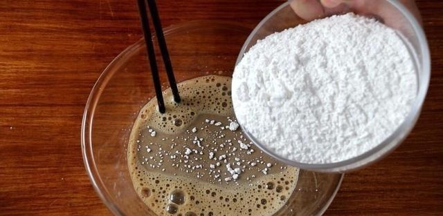 1个鸡蛋,一点糯米粉,这样做出来的年糕吃着过瘾,一口一个