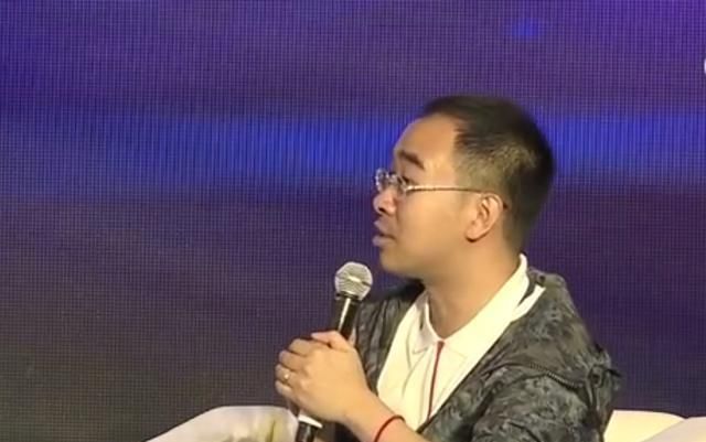 原来《吐槽大会》有提词器，嘉宾吐槽只是表演，台下观众视而不见