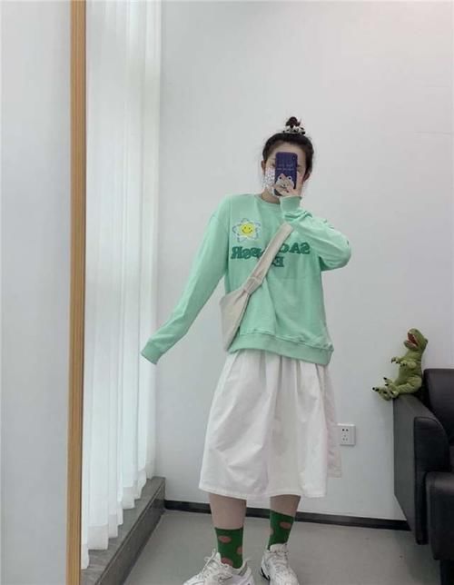 只会穿毛衣怎么能行！“卫衣”才是时尚王者，时髦精们都在这样穿